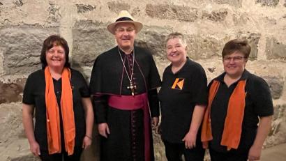 Bild: A. Mark/exb
Bischof Rudolf besuchte die musikalische Burgführung in Falkenberg. Tanja Meister, Martina Mark und Sabine Bauer (von links) begrüßten ihn.