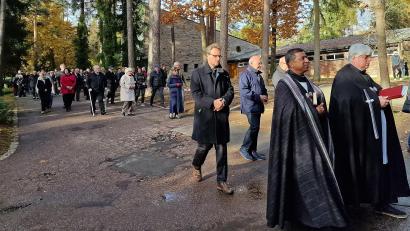 Bild: R. Kreuzer
Die Geistlichen ziehen zum Friedhofskreuz, die Gläubigen folgen.