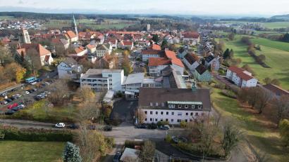 Bild: rw
Die Steinwaldklinik in Erbendorf wird geschlossen. Das Bild zeigt im Vordergrund den Quer- und Längsbau des Gebäudes.