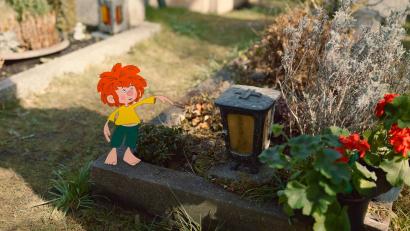 Bild:  RTL/NeueSuper
In einer Folge der neuen Pumuckl-Serie besucht der Kobold das Grab von Meister Eder (Bild). Auf dem Friedhof begegnet er auch einer Friedhofsgärtnerin, die von Christina Baumer gespielt wird.