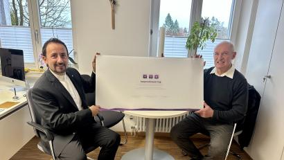 Bild: wku
Die Urkunden der Kooperationsverträge besiegelt die Zusammenarbeit zwischen den evangelischen Kirchengemeinden Hirschau und Auferstehungskirche und werden in den Gemeindehäusern präsentiert.