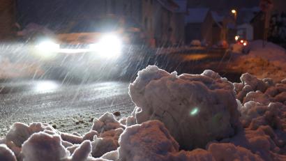 Bild: Jörg Halisch/dpa
Ein Auto fährt mit Schrittgeschwindigkeit über eine geräumte Straße. Schnee und Glätte haben in Teilen Deutschlands für Unfälle gesorgt.