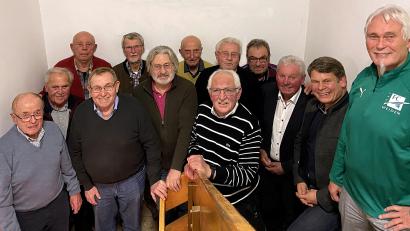 Bild: R. Kreuzer
Zum 50. Geburtstag ehren die Verantwortlichen des FC Weiden Ost viele Gründungsmitglieder.