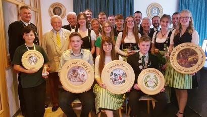 Bild: Petra Donhauser/exb 
Die Schützengesellschaft D'Fensterbachtaler aus Pursruck proklamiert ihre neuen Würdenträger (vorn, von links): Schützenkönig Martin Fischer, Schützenliesl Michaela Schäffer und Jugendkönig Andreas Heldmann;
stehend (von links): Schülerkönig Jakob Rumpler, Schützenmeister Franz Fruth, Ulrich Schmid, Alfred Schadl, Carina Fischer, Markus Schadl, Jasmin Heinrich, Stefan Schadl, Nele Heinrich, Thomas Reitinger, Felix Heinrich, Johanna Fruth, Stefan Schadl, Heinz Müller, Günther Rumpler, Anita Heldmann, Herbert Heinrich und Simone Heldmann.