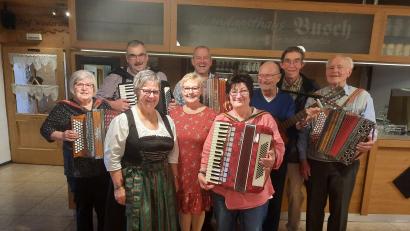 Bild: Monika Fink/exb
Monika Fink (vorne links) freute sich, viele Musikanten begrüßen zu können, die beim Kirchweih-Wirtshaussingen aufspielten.