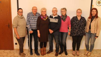Bild: pi
Josef Träger (Zweiter von links) leitet auch künftig den VdK-Ortsverband. Dessen Leistungen würdigten Kreisvorsitzende Carola Brust (links) und Bürgermeisterin Marina Hirnet (rechts). Das Lob galt auch den geehrten Mitgliedern.