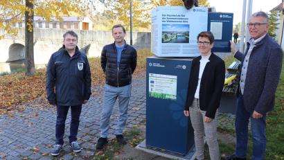 Bild: Stadt Tirschenreuth/exb
Bürgermeister Franz Stahl mit Martina Zanner, dem Leiter der Hauptverwaltung Markus Bergauer und Bauhofleiter Reinhard Legat (von rechts) bei der Präsentation der Infostation. Verfolgt wird diese vom auf der Station liegenden Zisterzienserweg-Maskottchen Berni, einem Wildschwein.