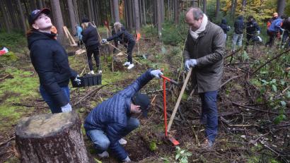Bild: fz
Vorstandsvorsitzender Hans-Jörg Schön im Verbund mit seinen Azubis. Teamwork im Wald.