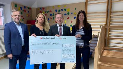 Bild: Kliniken Nordoberpfalz, Michael Reindl/exb
KNO-Vorstand Michael Hoffmann (links), SPZ-Chefärztin Dr. Edit Lakatos (Zweite von links) und Psychologin Dr. Daniela Runkel ( rechts.) freuen sich über
die Unterstützung der Sigrid-und-Joachim-Radecke-Stiftung. Christian Wolf (Zweiter von rechts), Filialleiter der Hypo-Vereinsbank, überreicht die Spende.