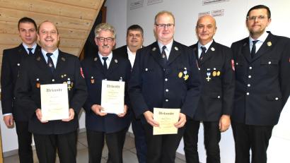 Bild: no
Ehrungen für langjährige Mitgliedschaft bei der Feuerwehr Illschwang: (von links) Vorsitzender Michael Maderer, Georg Graf (40 Jahre), Andreas Geitner (50 Jahre), Bürgermeister Dieter Dehling, Martin Bauer (40 Jahre), Konrad Hochholzer (40 Jahre) sowie Kommandant und Kreisbrandmeister Thorsten Jobst.