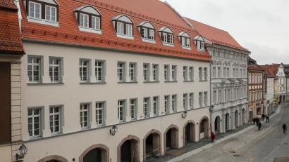 Bild: Wolfgang Steinbacher
Der Bauzaun ist weg, die letzten Flächen sind gepflastert. Am Samstag eröffnet in den aufwendig sanierten Drei Höfen in der Amberger Bahnhofstraße das Hotel Mariandl am Berg.