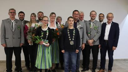Bild: mrr
Jugendkönigin Jana Mikalauskas und Jugendkönig Matthias Ried (vorn), Schützenliesl Michaela Graf (Sechste von links) und Schützenkönig Rainer Salbeck (Neunter von links) sind die neuen Hoheiten der SG Vilstal Rieden.
