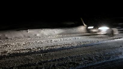 Symbolbild: Karl-Josef Hildenbrand/dpa 
Ein Auto fährt auf schneeglatter Straße. Bei der Gemeinde Birgland konnte ein Autofahrer aufgrund winterlicher Straßenverhältnisse nicht mehr rechtzeitig abbremsen. Drei Autos waren in den Unfall verwickelt.