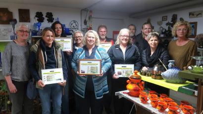 Bild: rha
Der Schnäppchen- und Flohmarktladen schüttet wieder sein Füllhorn aus und überreicht fünf Spenden an verschiedene Empfänger (von links): Veronika Pröls, Dr. Birgit Weigl, Nicole Kredler, Elfriede Kredler, Barbara Streit, Günter Engelhardt, Anja Schertl, Georg Schmer, Tanja Schönl, Iris Rittner und Gudrun Quarder.