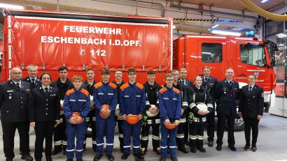 Bild: do
Die Eschenbacher Feuerwehr kann auf ihren Nachwuchs bauen. 10 junge Menschen bestanden die Jugendleistungsprüfung. Damit verbunden überreichten die Schiedsrichter die Jugendleistungsspange. Auch die örtliche Feuerwehr-Führung gratulierte