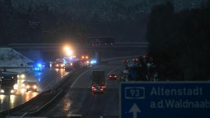 Bild: Gabi Schönberger
Nach einem Unfall auf der A 93 zwischen Altenstadt/WN und Weiden-Nord war die Autobahn Richtung Süden mehrere Stunden gesperrt.