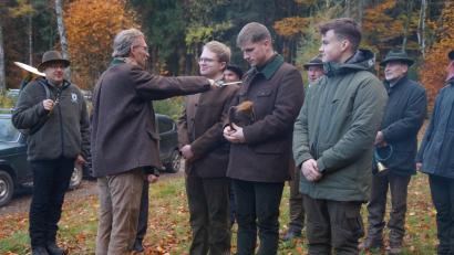 Bild: wel
Im Rahmen der Hubertusfeier wurden drei Jungjäger mittels Jägerschlag in die Kreisgruppe Oberviechtach aufgenommen.