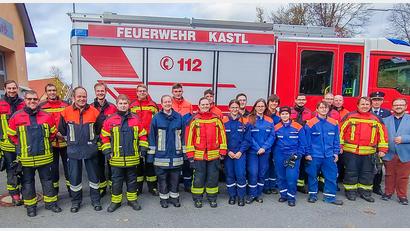 Bild: Ludwig Kugler/Feuerwehr Kastl/exb
20 junge Männer und Frauen absolvierten erfolgreich die Truppmann- und Truppführerausbildung der Feuerwehren Kastl und Kemnath.