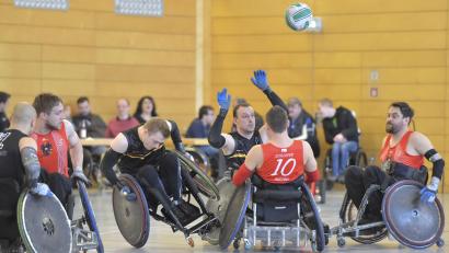 Archivbild: Hubert Ziegler
Im Februar gibt es wieder ein Rollstuhl-Rugby-Länderspiel in Schwarzenfeld. Deutschland empfängt dann wieder Östereich, so wie in dieser Szene aus dem Jahr 2019 aus dem Schwarzenfelder Sportpark.