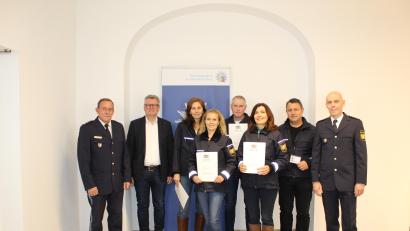 Bild: Michael Kaschny, Polizei Su.-Ro./exb
Bei der Ehrung (von links): Dienststellenleiter Michael Kernebeck, Bürgermeister Michael Göth, Regina Schärtl, Andrea Zeitler, Arno Thomeczek, Inna Lehnerer, Thomas Zeitler und Stellvertretender Dienststellenleiter Tobias Plößl.