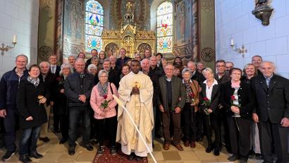 Bild:  Renate Pusch/exb
Die Ehejubilare feiern mit Pfarrvikar Emmanuel Okoro (Mitte) in der Pfarrkirche Unterauerbach einen Festgottesdienst.