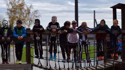 Bild: gau
Die gruseligen Gestalten übernahmen auch die Herrschaft am Abenteuerspielplatz auf dem Sportgelände.