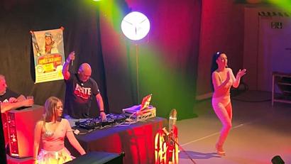 Bild: gau
DJ Eisbär und die Partygirls heizen den Besuchern des Ski-Opening in der Riedener Mehrzweckhalle mächtig ein.