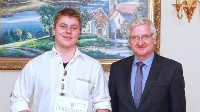 Bild: Jochen Neumann/Stadt Erbendorf/exb
Bürgermeister Johannes Reger (rechts) beglückwünschte Maximilian Schultes zum Verwaltungsinspektor.