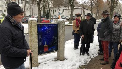 Bild: krb
Egal, ob Sommer oder Winter: Auf dem Meditationsweg in Neustadt kann jeder an sieben Stationen inne halten. In winterlicher Atmosphäre wurde der Weg nun eingeweiht.
