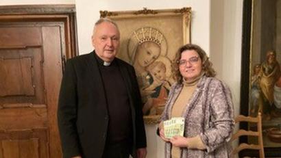 Bild: Brigitte Kreuzer/exb
Chorleiterin Brigitte Kreuzer, vom Ensemble Kreuzer, überreichte Stadtpfarrer Georg Flierl eine Spende von 500 Euro für das Katholische Kinderhaus in Tirschenreuth.
