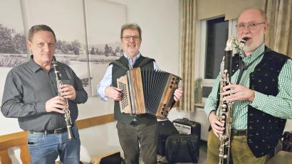 Bild: Hornauer/Storek/exb
Alois Lindner, Erwin Hornauer und Herbert Storek (von links) bildeten spontan ein Trio, das immer wieder zum Tanz aufspielte.