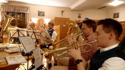 Bild: swo
Die Herzensblecher der Gebenbacher Blasmusik spielen zum Kathreintanz auf.