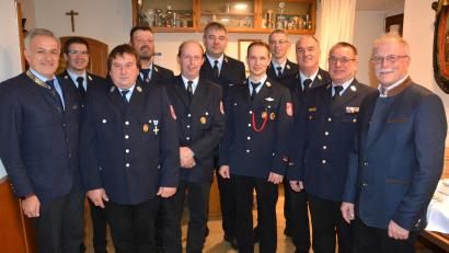 Bild: jr
Bei einem Ehrenabend wurden langjährige Aktive der Feuerwehren aus der Marktgemeinde Konnersreuth gewürdigt. Im Bild (von links) Landrat Roland Grillmeier, Kreisbrandmeister Philipp Sölch, Klaus Gmeiner, Roland Burger, Lorenz Grillmeier, Konrad Riedl, Michael Härtl, Siegfried Schiml, Kreisbrandinspektor Wolfgang Wedlich, Kreisbrandrat Stefan Gleißner und Bürgermeister Max Bindl.