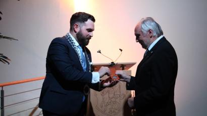 Bild: prh
Bürgermeister Sebastian Dippold (links) zeichnete den Neustädter Künstler und Sportler Ernst Umann (rechts) mit der Bürgermedaille aus. Umann ist damit der neunte lebende Träger der Auszeichnung.