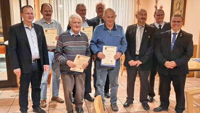 Bild: whü
Hartmut Schütze, Reinhold Bauer, Manfred Zettl (von rechts) und Bürgermeister Christian Porsch dankten Hans Zettner, Helmut Raps, Alois Emerig, Gernot Hammon und Hans Walberer (von links) für ihre Treue zur Kameradschaft.