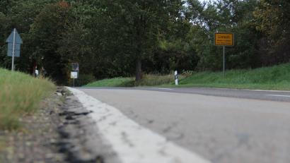 Archivbild: upl
Die Staatsstraße 2399 zwischen Lintach und Raigering galt einst als eine der schlechtesten Straßen im Raum Amberg-Sulzbach. Diese Zeiten sind vorbei. Was fehlt, ist ein Radweg, der wegen fehlender Grundstücke nicht realisiert werden kann.