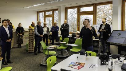 Bild: Hösamer
Der Leiter des Medienzentrums, Alexander Friedl (Zweiter von rechts) und sein Stellvertreter Josef Beck (rechts) erläutern dem Schulausschuss des Landkreises die Zielsetzung der Einrichtung.