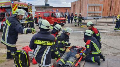 Bild: lia
Aktive aus sieben Feuerwehren arbeiten bei der Übung in der Ziegelei Leipfinger-Bader zusammen.