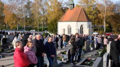 Bild: do
Der Friedhofsbesuch zu Allerheiligen zum Gedenken an die verstorbenen Angehörigen gehört auch in Eschenbach zur Tradition. Eingebunden ist der Gräberbesuch in eine feierliche Andacht mit Gräbersegnung.