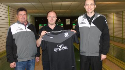 Bild: pi
Manfred Schneider (links) und Thomas Wild (rechts) freuen sich über die Spende von Christian Zintl.