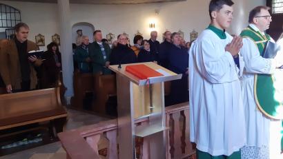 Bild: Albert Sollfrank/exb
Heuer zum letzten Mal feierte Pfarrer Markus Bruckner (rechts) in der Armesbergkirche einen Gottesdienst.