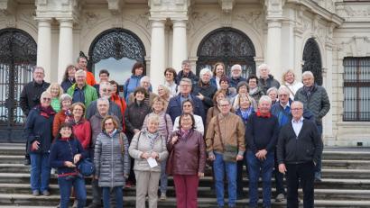Bild: Alois Schröpf/exb
Die Reisegruppe vor dem Schloss Belvedere in Wien.