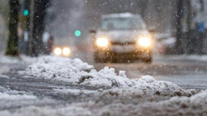 Symbolbild: Armin Weigel/dpa
Mit Schnee und Eis kamen manche Autofahrer am Dienstag nicht zurecht. Es kam zu witterungsbedingten Verkehrsunfällen.
