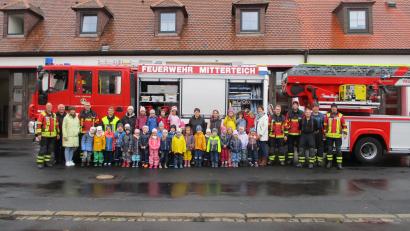 Bild: Kinderhaus &quot;Die kleinen Hankerler&quot;/exb
Die Mädchen und Buben des Kinderhauses "Die kleinen Hankerler" statteten der Feuerwehr Mitterteich einen Besuch ab.