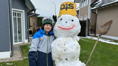 Bild: gz
Nach Fertigstellung des Fußballers in Weiß strahlt Max mit seinem neuen Kumpel um die Wette.