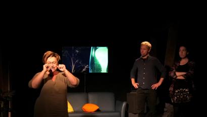 Bild: Maximilian Hegner/exb
"Die Wunderübung" des Ovigo-Theaters wird im Kunsthaus Waldsassen aufgeführt. Die Therapeutin (Kathrin Straubinger, links) kommt bei Joana (Rita Heindl) und Valentin (Stefan Hertwig) nicht weiter.
