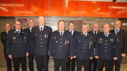 Bild: kro
Langjährige Führungsdienstgrade wurden ausgezeichnet. Zweiter von von links Fritz Leicht, der das Feuerwehr-Ehrenkreuz in Silber erhielt.