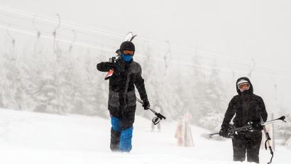Bild: Swen Pförtner/dpa
Zweimal falsch. Unsere Redakteurin beobachtet immer wieder interessante Varianten, wie Skifahrer ihr Sportgerät transportieren.