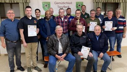 Bild: nbu
Das Siegerteam von der SRK Freihung, das US-amerikanischen Team, die Mannschaftsführer sowie die drei besten Einzelschützen (vorne sitzend) mit den Verantwortlichen vom ausrichtenden Schützenverein „Gemütlichkeit“ Tanzfleck.