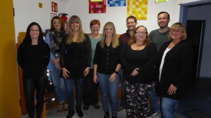Bild: mof
Der Förderverein der Kita St. Nikolaus in Ammerthal hat einen neuen Vorstand (von links): Isabell Langenberg (Schriftführerin), Bettina Raschka (Beisitzerin), Bettina Trettenbach (Beisitzerin), Kerstin Ebi (Erste Vorsitzende), Angela Duran (Zweite Vorsitzende), Florian Baumer (Beisitzer), Christina Bauer (Zweite Schriftführerin), Michael Dorschner (Kassier) und stellvertretende Kindergartenleiterin Tanja Englhard.